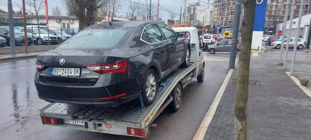 Šlep Služba na ulici posle kiše - šlep automobila