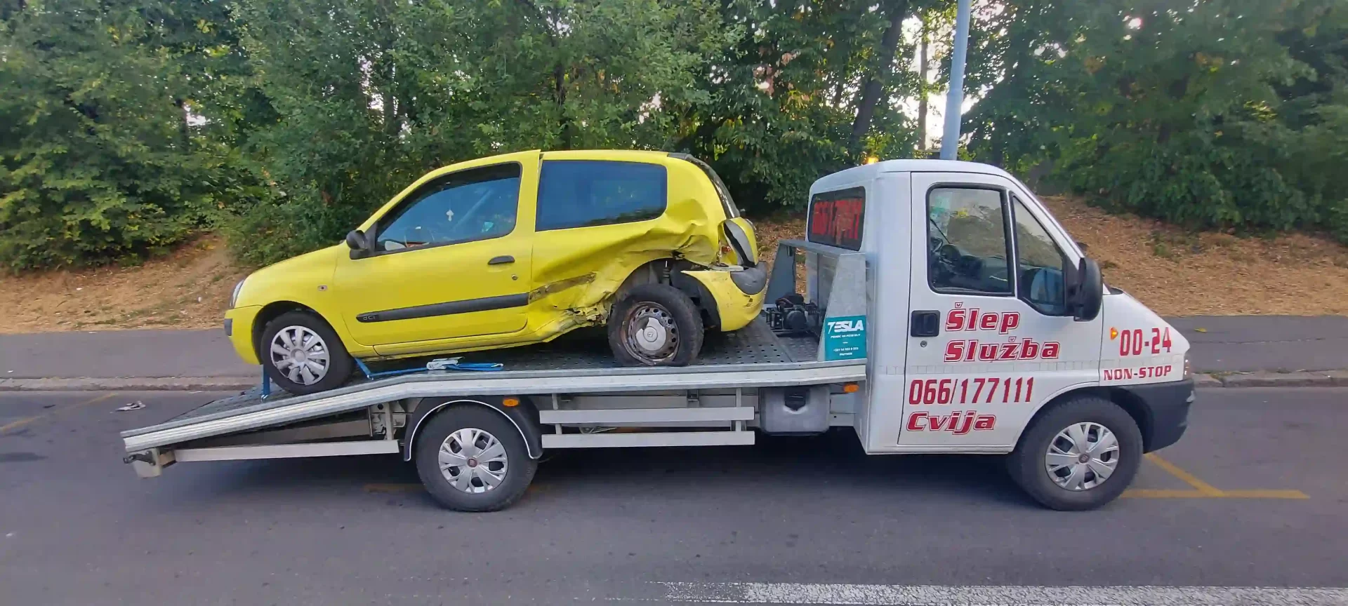 Šlepanje žutog automobila na beogradskom šlepu