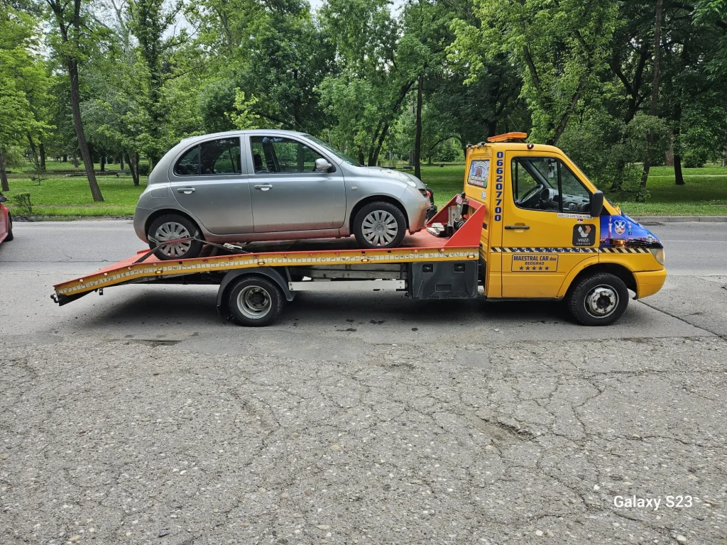 slep sluzba lux beograd palilula prevozi sivi auto u pozadini park