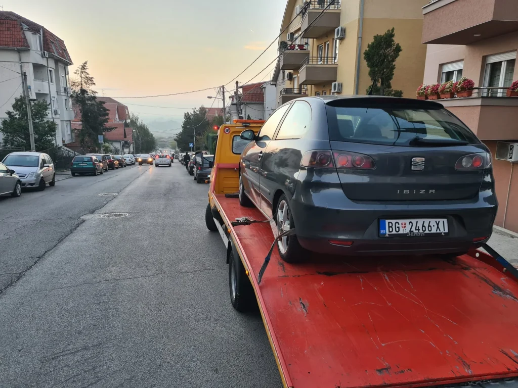 Slep Sluzba Palilula prevozi crni auto slika na ulici